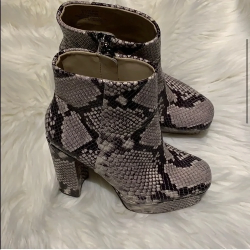 Vince Camuto Leslieon Square Toe Platform Boot